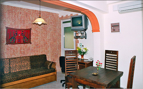Apartment Gardenia - Living area and dining table