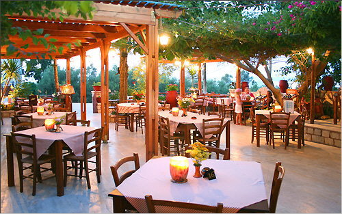 Taverna Kastro - Outdoor terrace in the evening